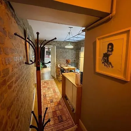 In Taksim Istiklal Street. Centrally Located. Apar 아파트